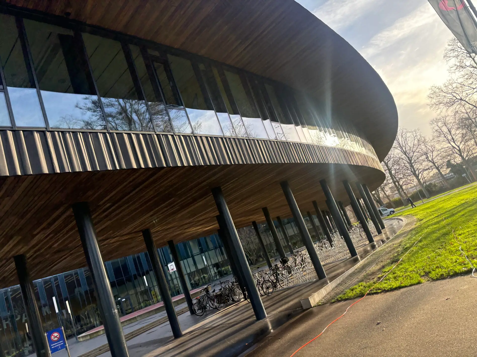 Glasbewassing bedrijfspand in Tilburg door Wassing Diensten B.V.
