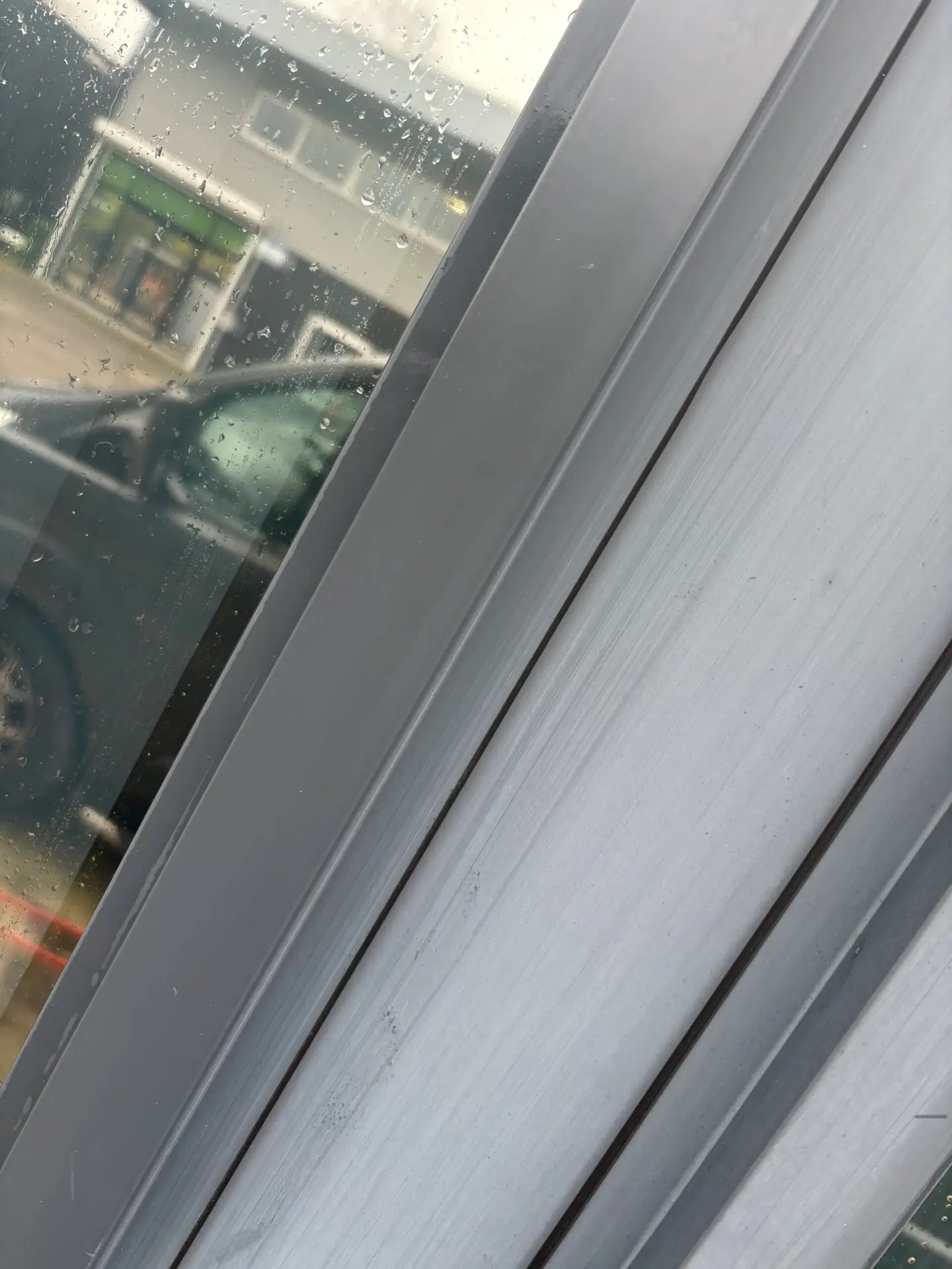 Kozijnen en randwerk reinigen: strak afgewerkt