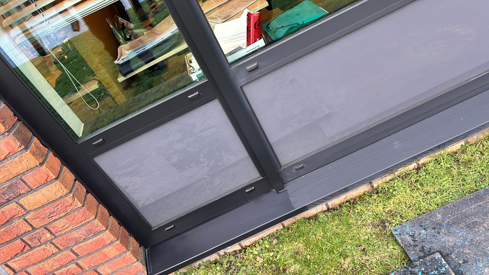 Kozijnreiniging met bescherming tegen vervuiling en verwering